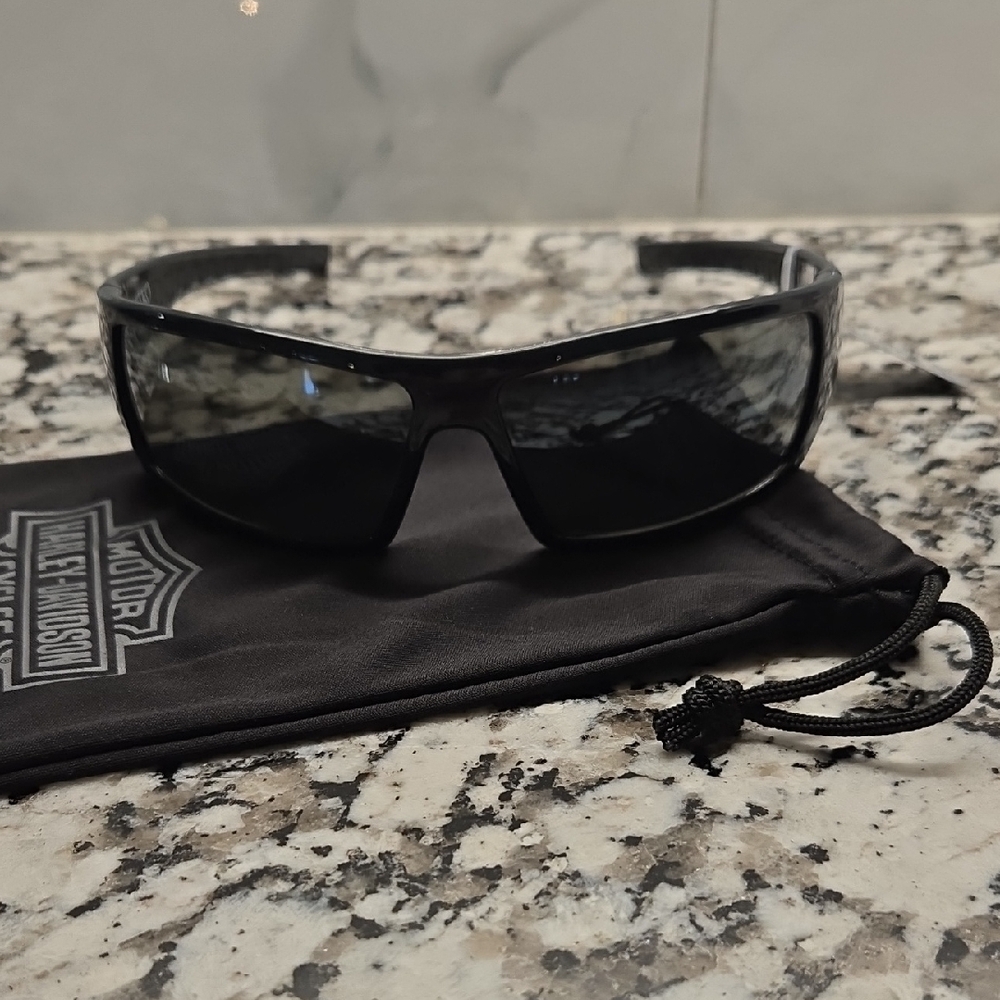 Harley-Davidson Men's Black Wrap Sunglasses with Dark Lenses - Picture 3 of 3